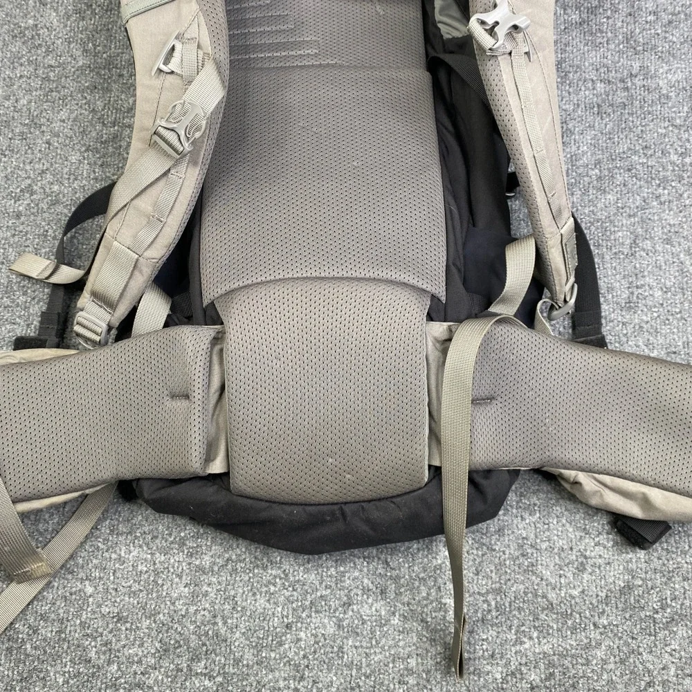 Mystery Ranch Coulee 25 Backpack Black Hiking Daypack 3-Zip Design 30-40in Waist